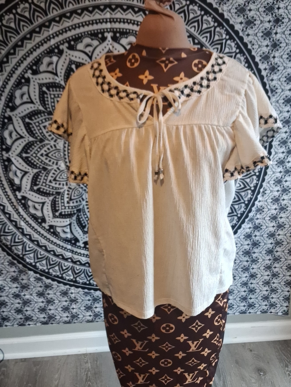Adrienne Vittadini Cream Embroidered Tie-Neck Flutter Sleeve Blouse